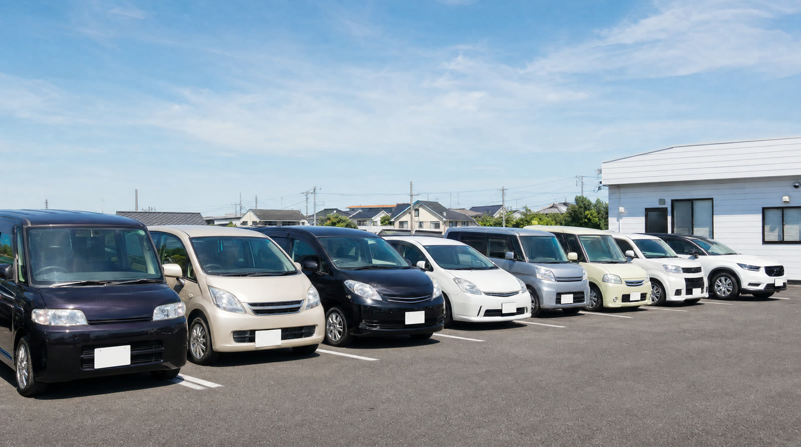 晴れた日の屋外展示場に整列した中古車