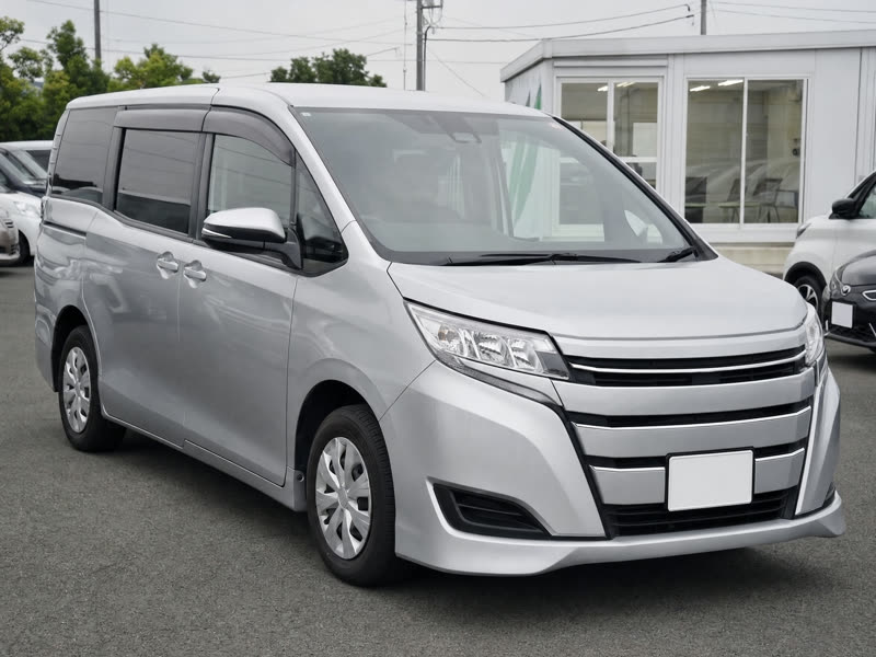 ステラム 1.8 ハイブリッド シルバー 前方から見た外観